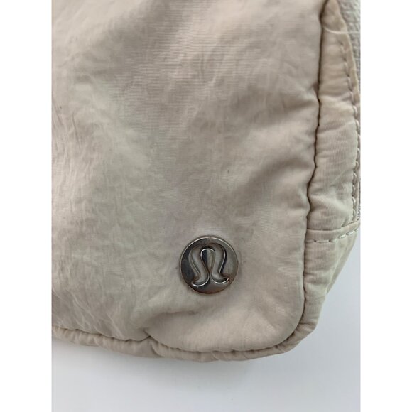 Lululemon Everywhere Beige White Belt Bag Zipper Mesh Pockets  7575 GUC - Picture 13 of 13